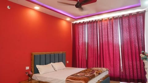Suite, 1 Double Bed, Non Smoking | Desk, laptop workspace