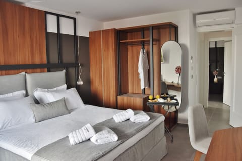 Premium Quadruple Room, 2 Bedrooms | Desk, soundproofing, iron/ironing board, free WiFi