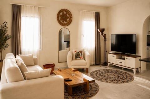 Family Room, Balcony, Mountain View | WiFi (free), bed sheets