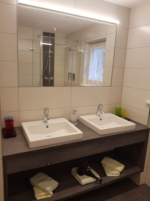 Apartment | Bathroom sink