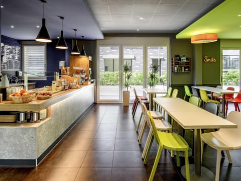 Daily buffet breakfast (CHF 19 per person)