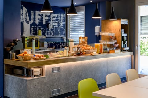 Daily buffet breakfast for a fee