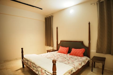Family Room | Desk, laptop workspace, WiFi (free), bed sheets