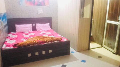 Standard Room | Laptop workspace, rollaway beds (surcharge), WiFi (free), bed sheets