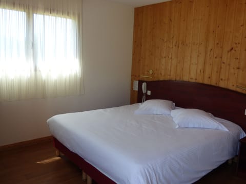 Comfort Double Room | In-room safe, desk, soundproofing, free cribs/infant beds