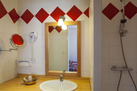 Comfort Twin Room | In-room safe, desk, soundproofing, free cribs/infant beds