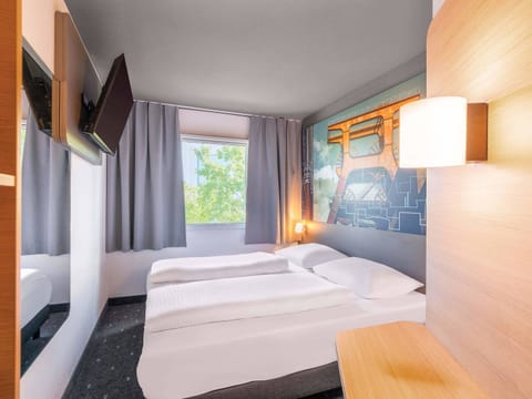 Desk, WiFi (free), bed sheets