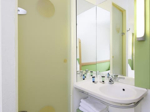 Triple Room, Multiple Beds | Desk, blackout drapes, soundproofing, free WiFi