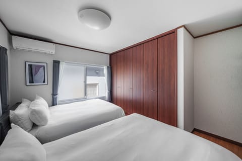 Apartment | Desk, iron/ironing board, cribs (free), WiFi (free)