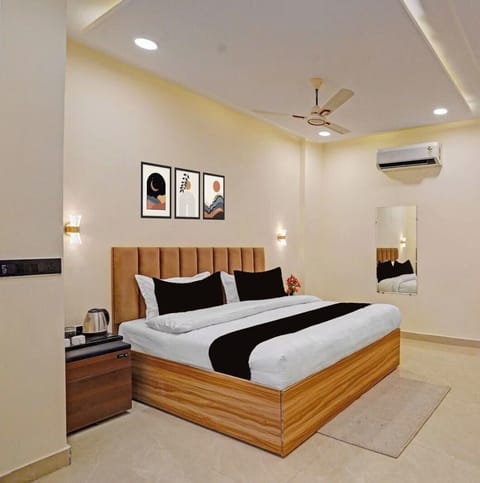 Deluxe Room | Iron/ironing board (on request), WiFi (free)