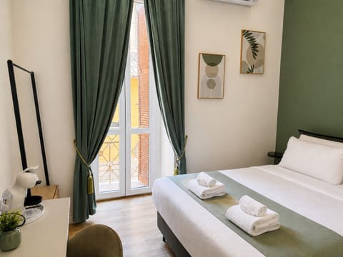 In-room safe, desk, WiFi (free)