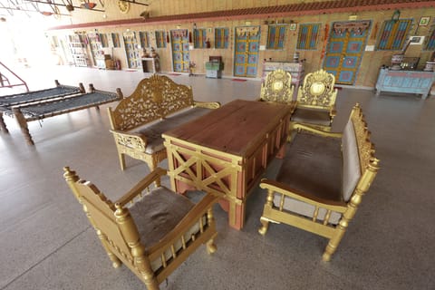 Deluxe Double Room, Courtyard View | Dining