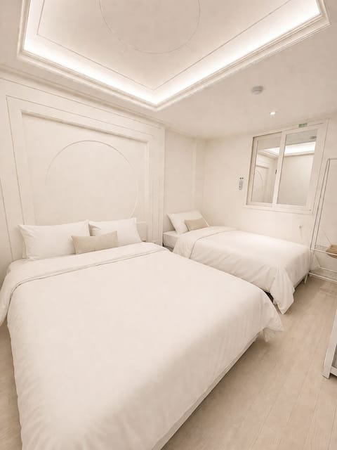 Deluxe Room | Blackout drapes, WiFi (free)