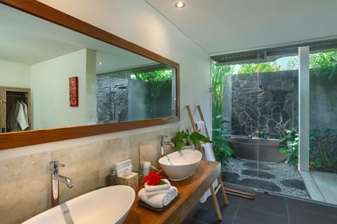 Separate tub and shower, deep soaking tub, rainfall showerhead