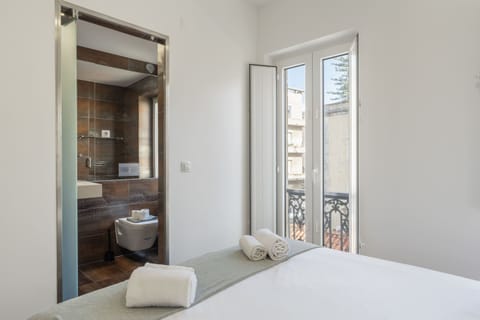 1 bedroom, bed sheets