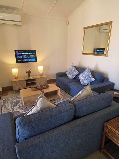 House, 2 Bedrooms, Balcony, Garden View | Living area | Books