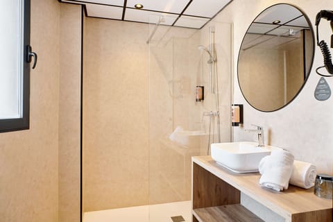 Standard Single Room, Balcony (Bed & Unlimited Brunch) | Laptop workspace, blackout drapes, iron/ironing board