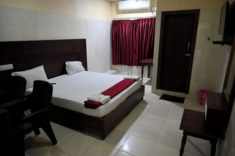 Double Room | Desk, WiFi (free), bed sheets
