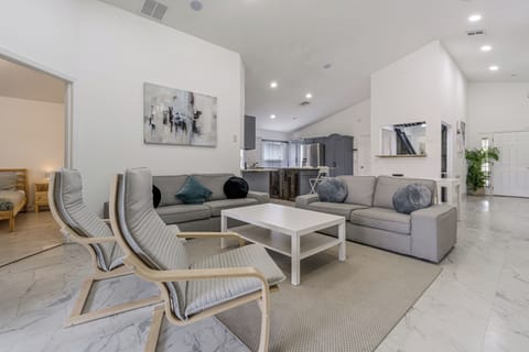 House (4 Bedrooms) | Interior