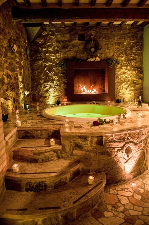 Couples treatment rooms, sauna, hot tub, steam room, body treatments