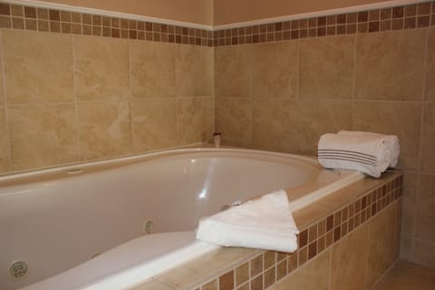 Deluxe Single Room, 1 King Bed, Jetted Tub | Jetted tub