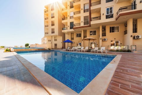 3 outdoor pools, open 10:00 AM to 5:00 PM, pool umbrellas, sun loungers