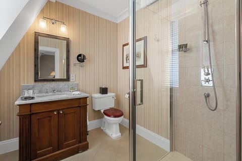 Classic Double Room | Bathroom | Hair dryer, slippers, towels, soap