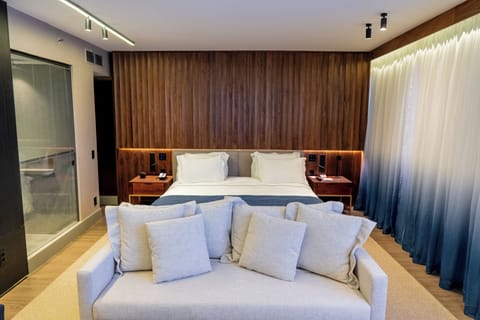 Suíte Royal King | Minibar, in-room safe, desk, laptop workspace