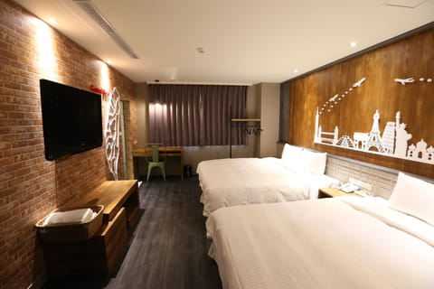 Standard Quadruple Room | Minibar, in-room safe, individually decorated, individually furnished