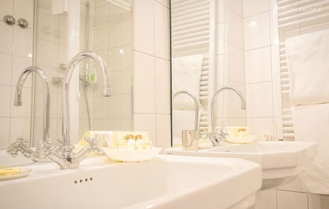 Twin Room, Non Smoking | Bathroom | Free toiletries, hair dryer, towels