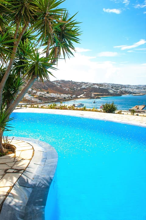 2 outdoor pools, sun loungers