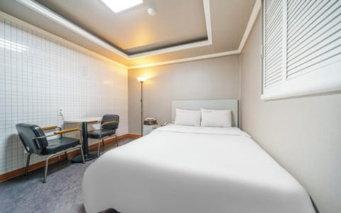 WiFi (free), bed sheets