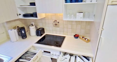 Basic Apartment, 3 Bedrooms, Balcony | Private kitchen