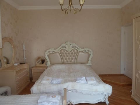 Deluxe Quadruple Room | Blackout drapes, iron/ironing board, WiFi (free)