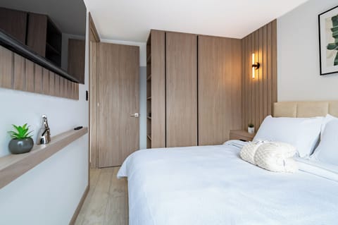 Deluxe Suite, Pets Allowed, City View | Blackout drapes, iron/ironing board, WiFi (free)