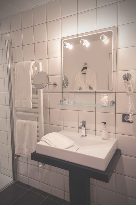 Superior Room | Bathroom | Shower, eco-friendly toiletries, hair dryer, towels
