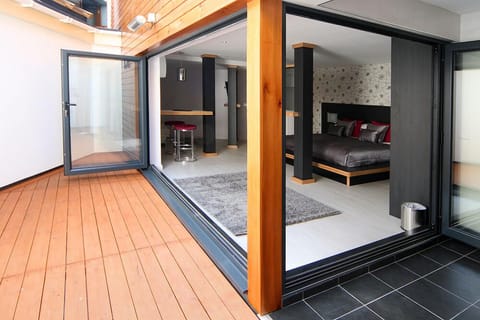 Suite, Hot Tub | Desk, iron/ironing board, free WiFi, bed sheets