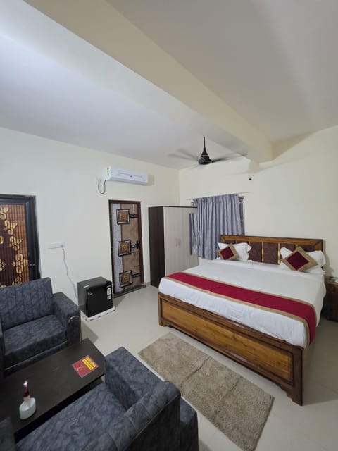 Luxury Suite, Balcony, City View | In-room safe, laptop workspace, WiFi (free)