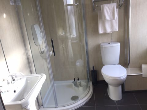 Standard Double Room, Garden View (Four Poster Bed) | Bathroom | Shower, free toiletries, hair dryer, towels