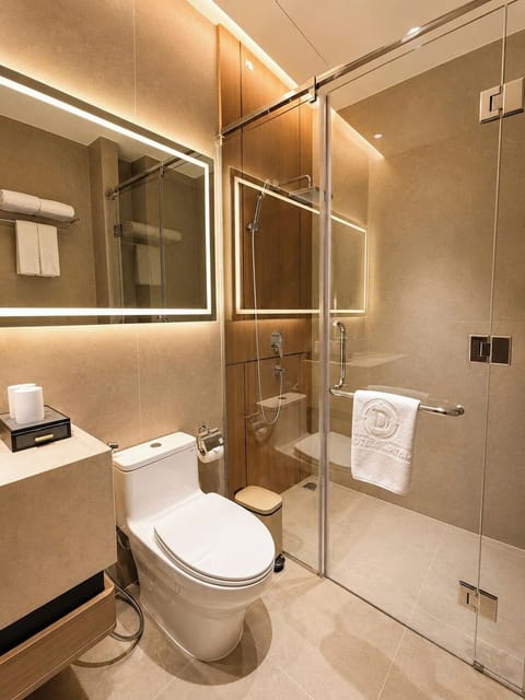 Deluxe Twin Room | Bathroom | Shower, free toiletries, hair dryer, towels