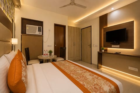 Double Room, Balcony, City View | Desk, laptop workspace, WiFi (free)