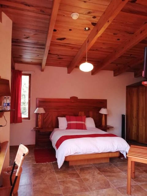 Standard Single Room | In-room safe, desk, bed sheets