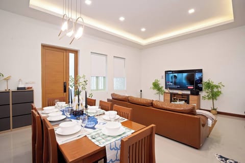 House, 3 Bedrooms, Accessible, Patio | Dining room