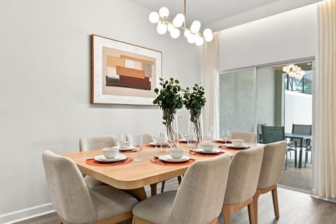 Villa (4 Bedrooms) | Dining room