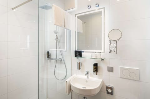Standard Double Room | Bathroom | Free toiletries, hair dryer, towels