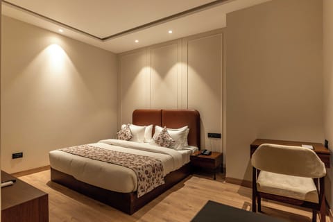 Deluxe Double Room | Desk, laptop workspace, blackout drapes, soundproofing
