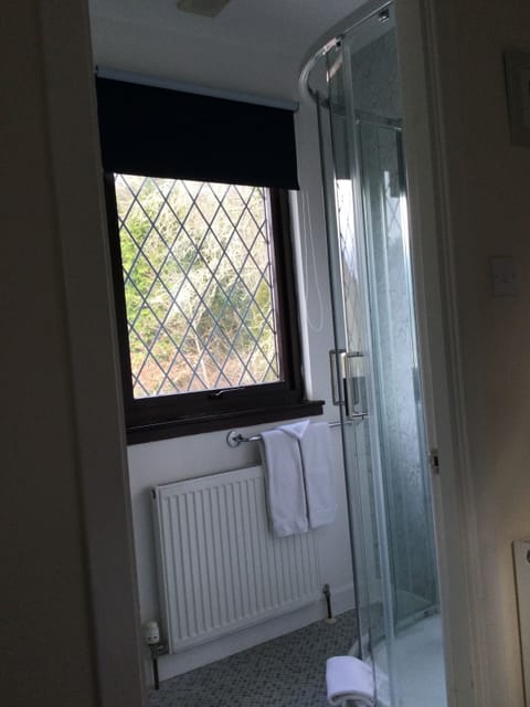 Standard Twin Room, Ensuite | Bathroom | Shower, free toiletries, towels