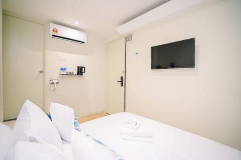 Deluxe Queen Room | Iron/ironing board, WiFi (free)