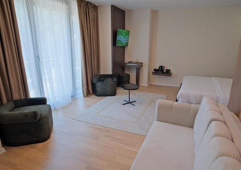 Deluxe Double Room | In-room safe, soundproofing, WiFi (free)