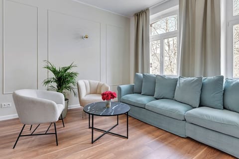 Deluxe Apartment | Living area | 40-inch flat-screen TV with cable channels, Netflix, Hulu